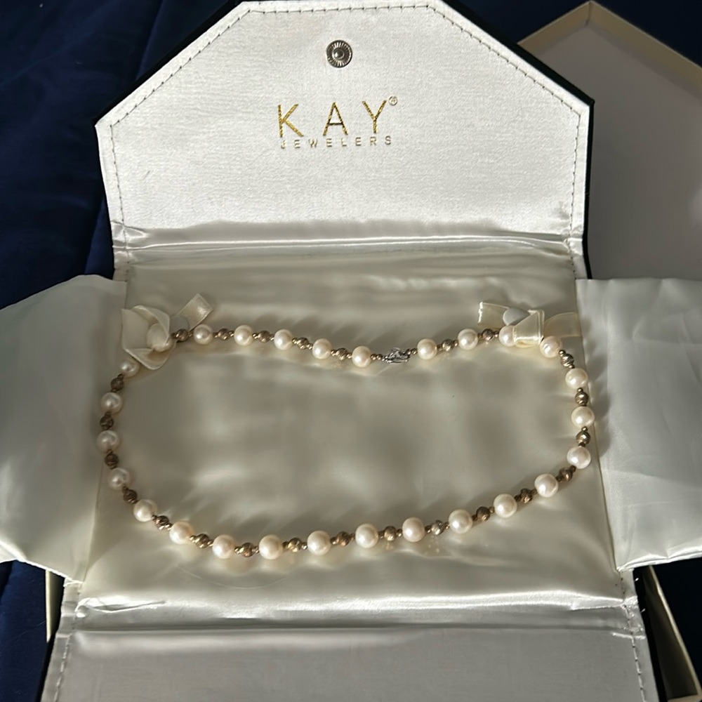 Pearl and gold necklace and bracelet